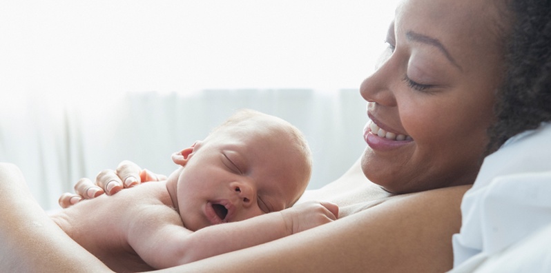 Cómo alimentar a su bebé desde el nacimiento hasta los 6 meses class image