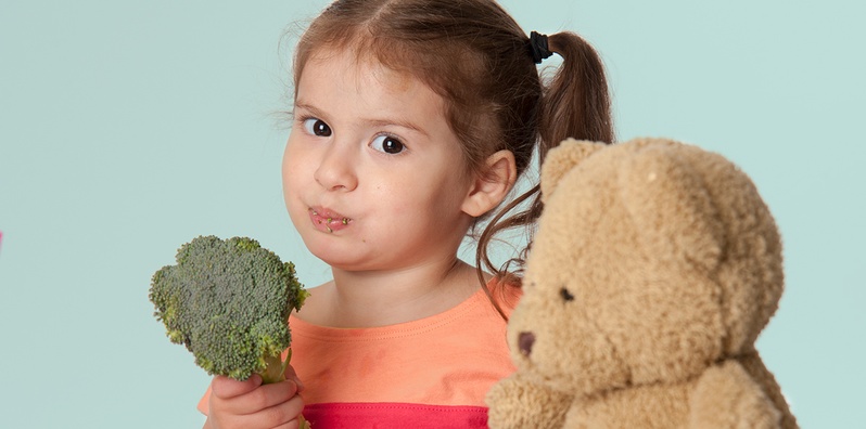 Cómo lidiar con un niño caprichoso con la comida class image